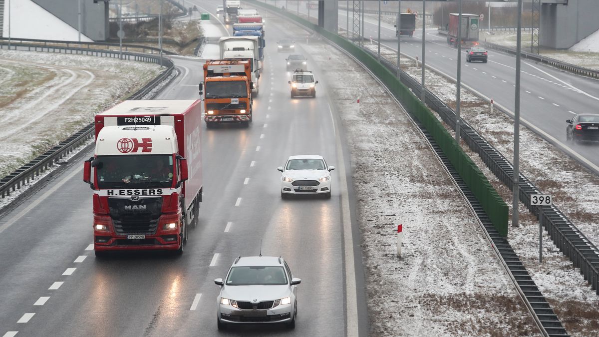 Nieborów, 30.01.2023. Pojazdy na autostradzie A2 przy Obwodzie Utrzymania Autostrady w Nieborowie, przy którym, 30 bm. odbyło się spotkanie dotyczące planów zwiększenia liczby pasów ruchu między Łodzią i Warszawą. (amb) PAP/Marian Zubrzycki