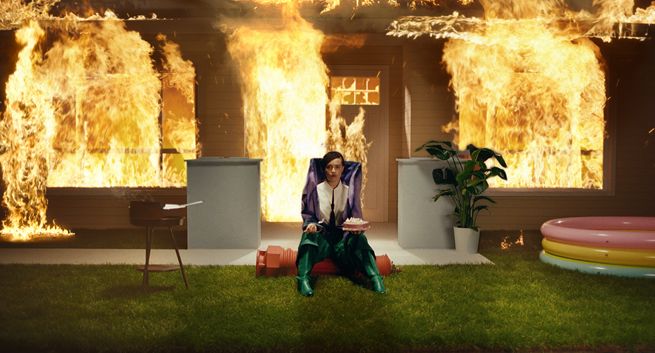 Sara James współpracuje z Papaya Films