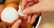 Nawet świeże jajka obiorą się w mig. Wystarczy dodać do wody