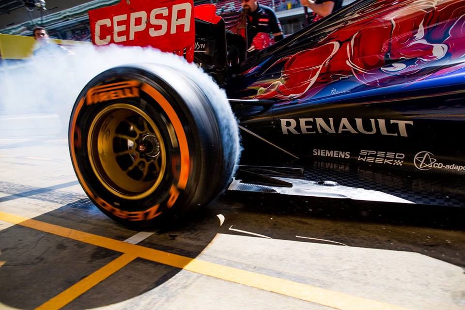 Chłopaki z Toro Rosso ostro dają gazu i nie przeszkadzają im "słabe" osiągi silnika Renault