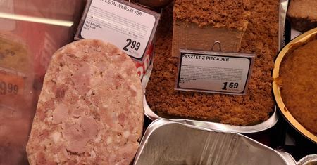 Przysmak PRL z mięsnej lady w markecie. Kosztuje 30 zł, a skład ma prawie 10 linijek