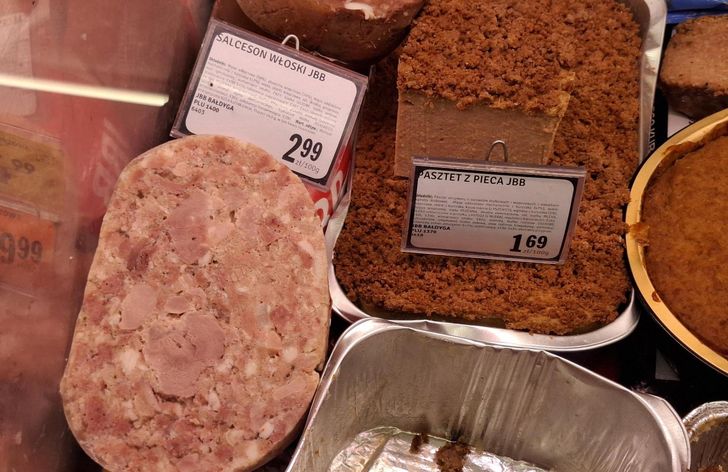 Przysmak PRL z mięsnej lady w markecie. Kosztuje 30 zł, a skład ma prawie 10 linijek