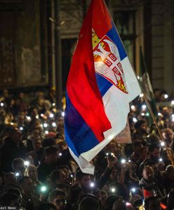 Działo się w nocy. Serbia. Tysiące osób przed siedzibą telewizji