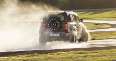 Nowy pogromca wszystkich aut terenowych. Pod maską 635 koni, rozpędza się do 250 km/h i jeździ w terenie lepiej niż inni
