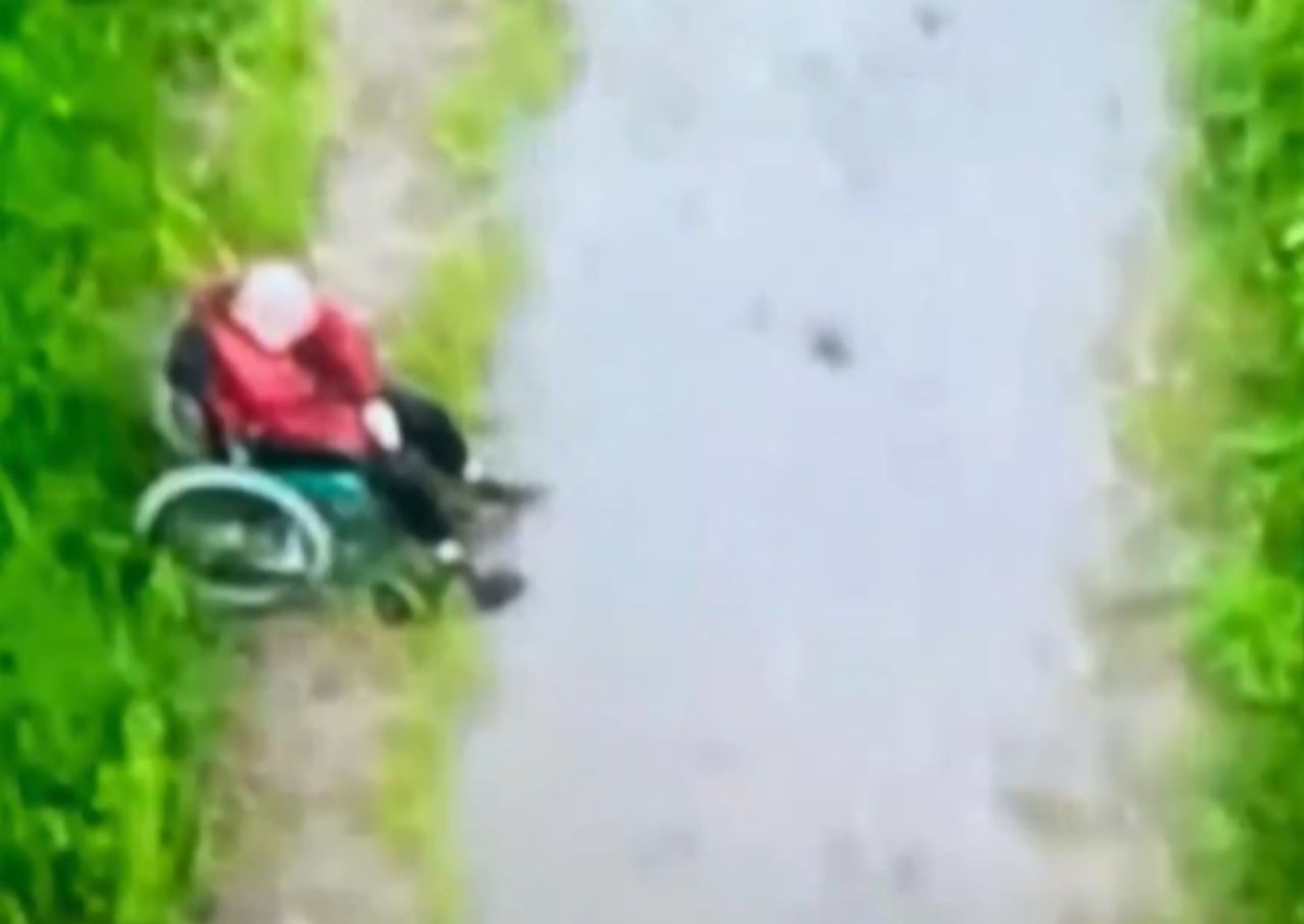 Russians shot a woman in a wheelchair (screenshot from video)