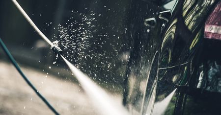 Jechał 200 km/h, bo chciał „dosuszyć” auto po myjni. 2500 zł i 10 punktów karnych dla kierowcy Audi