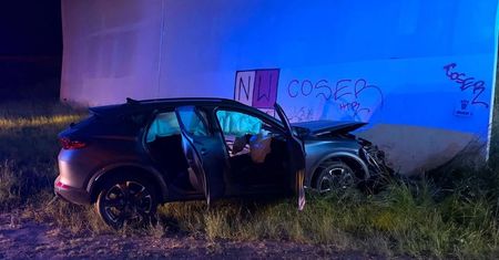 Kielce: Nocne zderzenie pod wiaduktem. Cupra rozbita na Kruszelnickiego