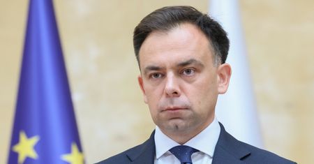 Minister finansów o złotym. "Pozwala nam utrzymać się nad wodą"