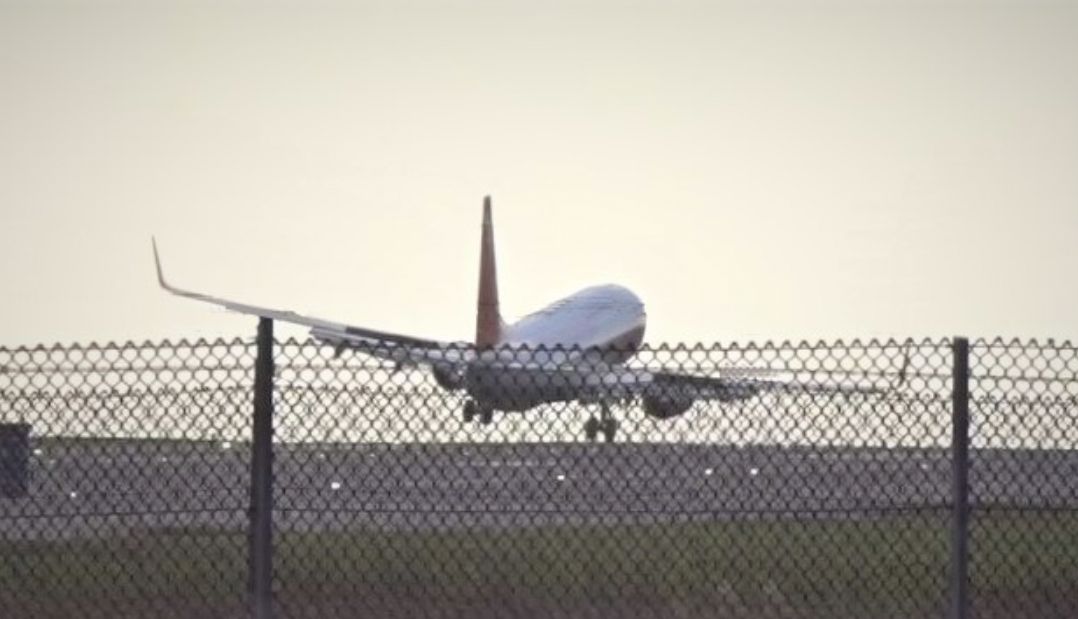 Pilot boeinga 737 linii Jet2 zmagał się z wiatrem. Burza Malik spowodowała, że musiał zrezygnować z lądowania w Menchesterze i szukac innego, spokojniejszego miejsca (Twitter)