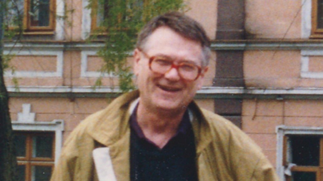 Zdzisław Beksiński przed Muzeum Historycznym w Sanoku