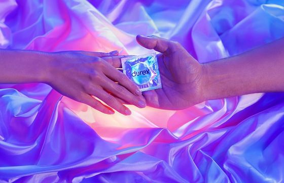 Durex w nowej kampanii stawia na bliskość i bezpieczeństwo