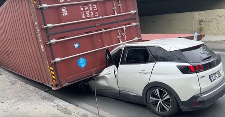 Potworny wypadek koszykarza w Turcji. Na jego auto spadła naczepa