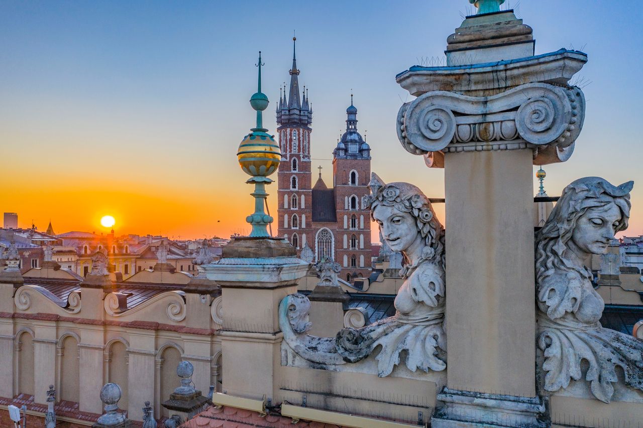 Kościół Mariacki i Sukiennice o świcie.