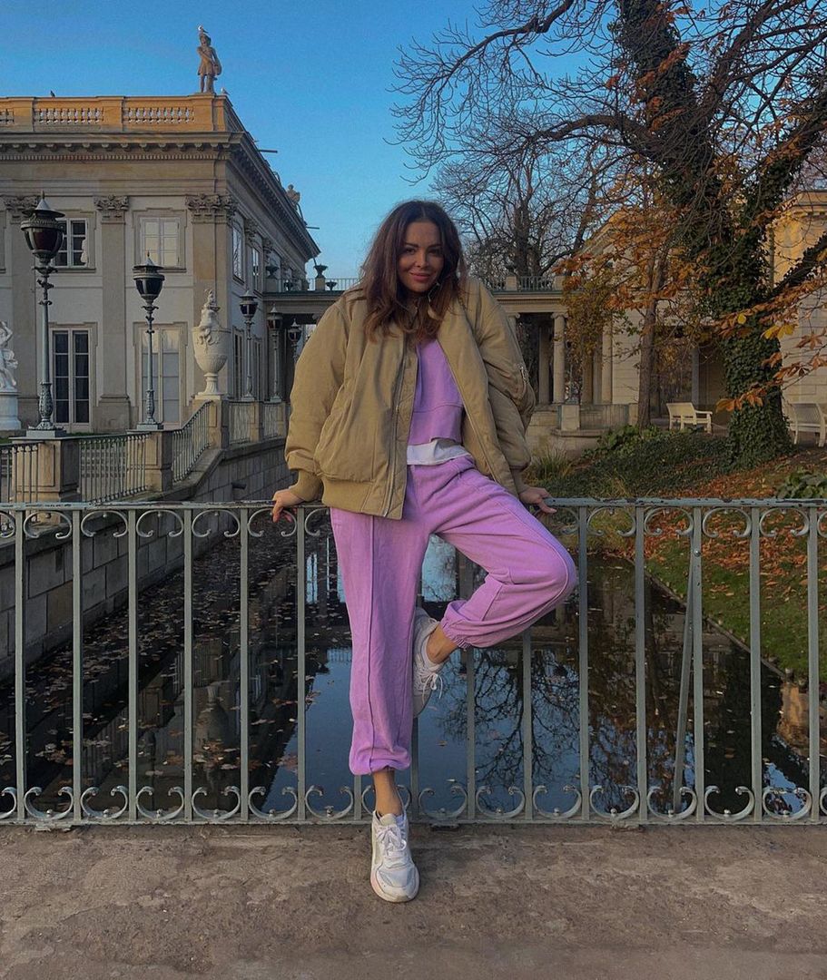 Anna Wendzikowska w fioletowym dresie na spacerze w Łazienkach Królewskich
Instagram/aniawendzikowska