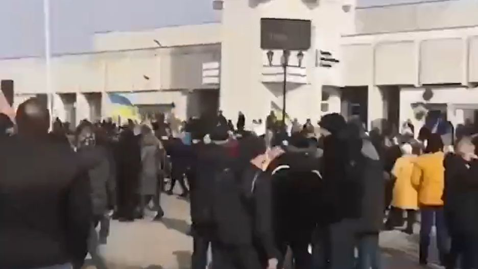 Tłumy Ukraińców protestują przeciwko rosyjskiej okupacji