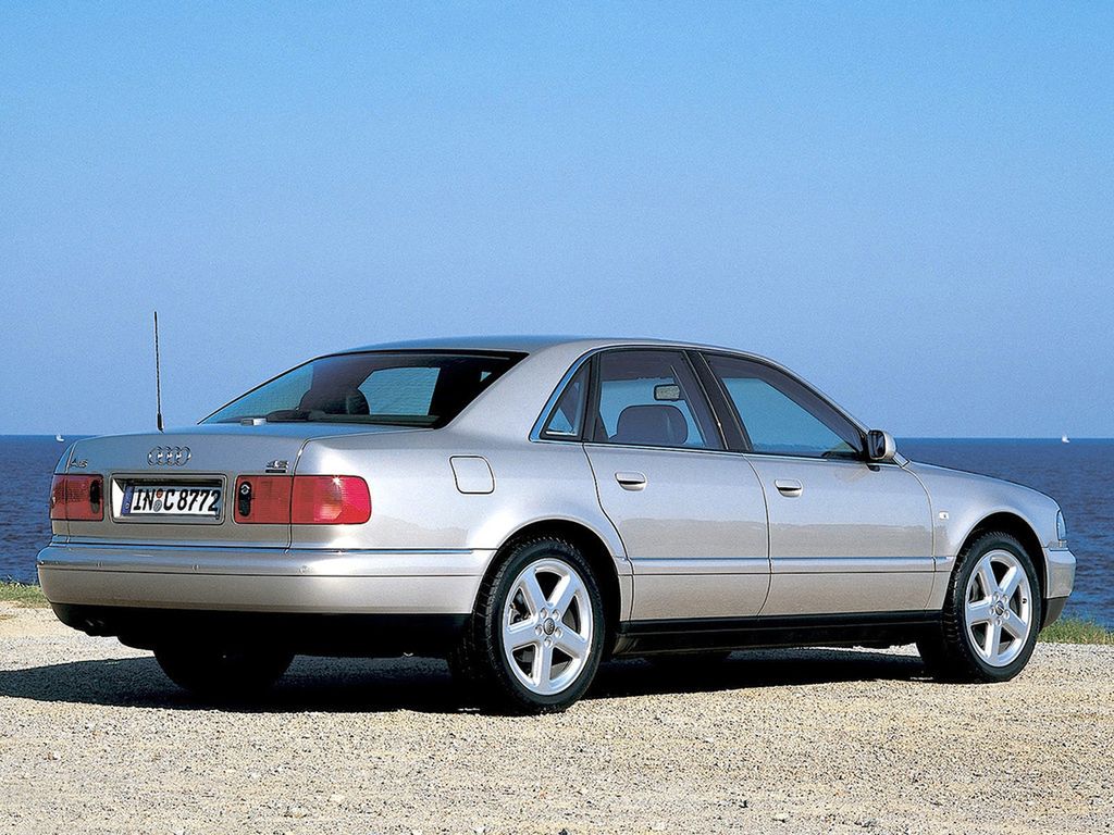 Audi A8 to rewolucyjnie nowoczesne auto w latach 90., a dziś tani samochód z V8 i napędem 4x4