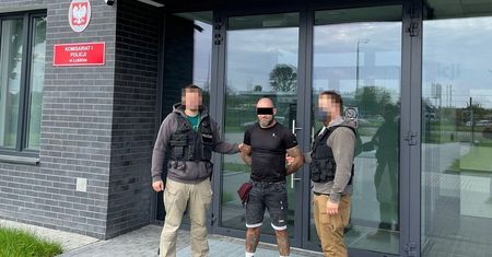 Okradł dziewczynę grającą przy Bramie Krakowskiej. 41-latek był dobrze znany policji