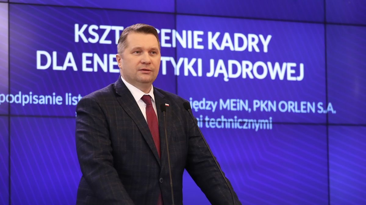 Warszawa, 31.01.2023. Minister edukacji i nauki Przemysław Czarnek (L) podczas uroczystości w siedzibie Kancelarii Prezesa Rady Ministrów w Warszawie, 31 bm. Spotkanie dotyczyło podpisania listu intencyjnego nt. współpracy na rzecz utworzenia i organizacji studiów "Energetyka jądrowa" pomiędzy MEiN, Polskim Koncernem Naftowym Orlen S.A., Politechnikami: Gdańską, Poznańską, Śląską, Warszawską, Wrocławską oraz Akademią Górniczo-Hutniczą w Krakowie. (amb) PAP/Tomasz Gzell