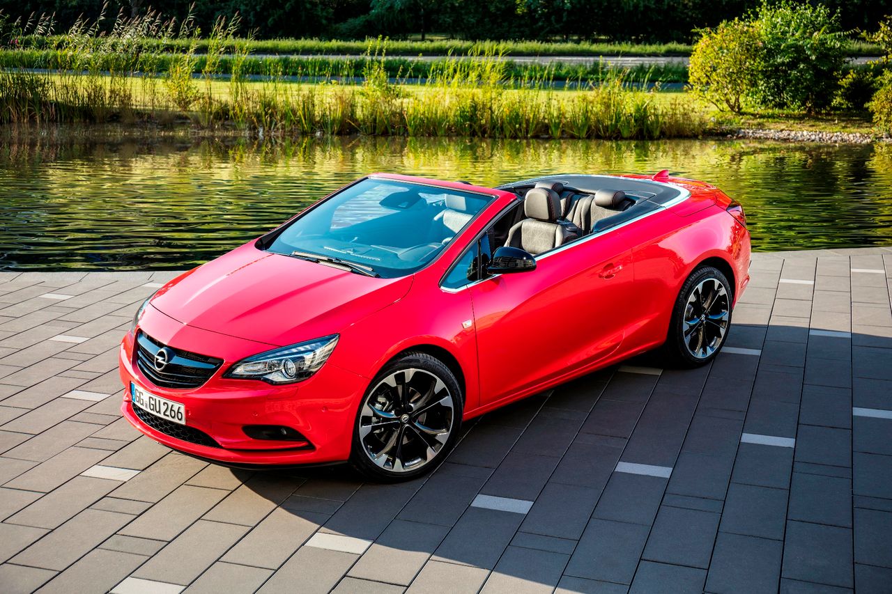 Jedyny sensowny, czteroosobowy kabriolet i jednocześnie najtańszy na rynku. Opel Cascada ma się dobrze nie tylko w Polsce, choć na ulicach to wciąż rzadki widok.