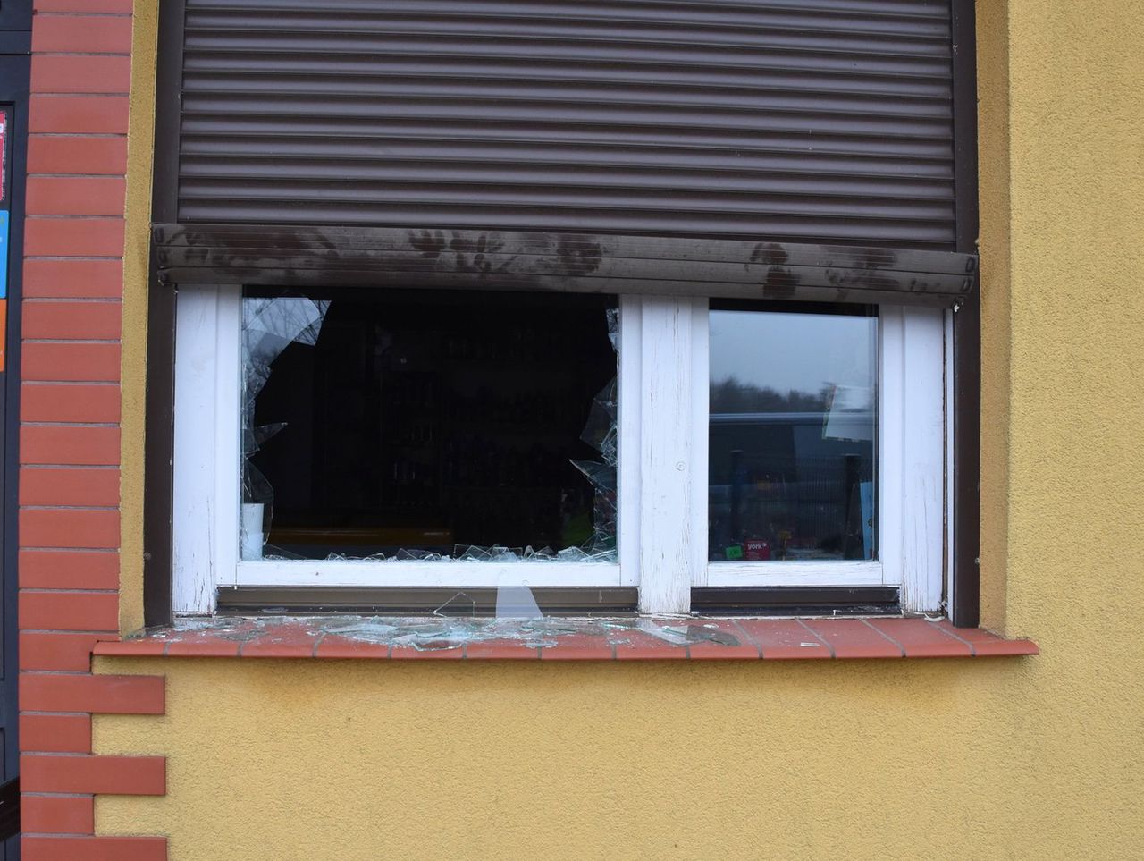 Biała Piska: Mieli łom, rajstopy i rękawiczki. Obrobili sklep