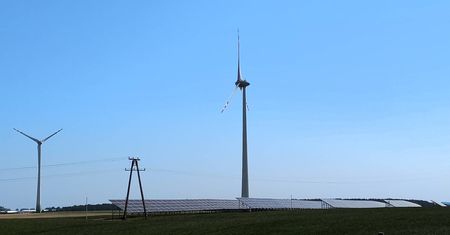 Fotowoltaika i wiatraki. Hybrydowe OZE nad polskim morzem