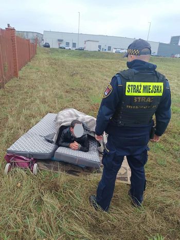 Jesień i zima to najtrudniejszy czas dla osób bezdomnych. Straż Miejska w Płocku apeluje