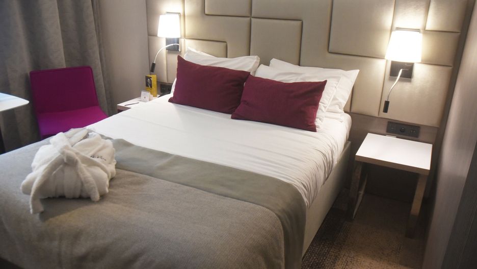 Hotele wznowiły działalność. Restauracje wciąż zamknięte