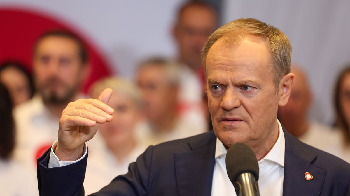 Gliwice, 04.04.2024. Kampania samorządowa 2024. Premier Donald Tusk podczas konferencji prasowej w Gliwicach, 4 bm. (ad) PAP/Michał Meissner