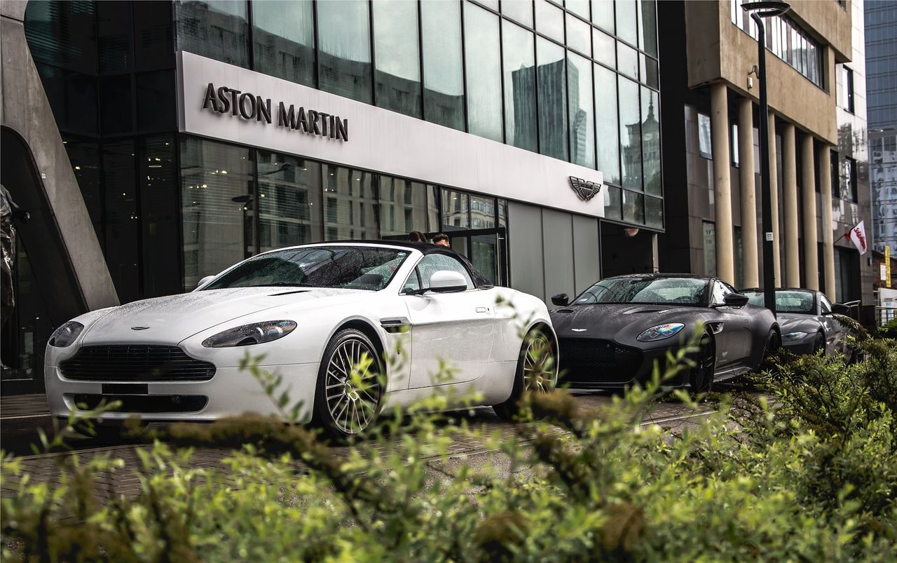 Aston Martiny pod salonem marki w Warszawie (fot. Miroszi)
