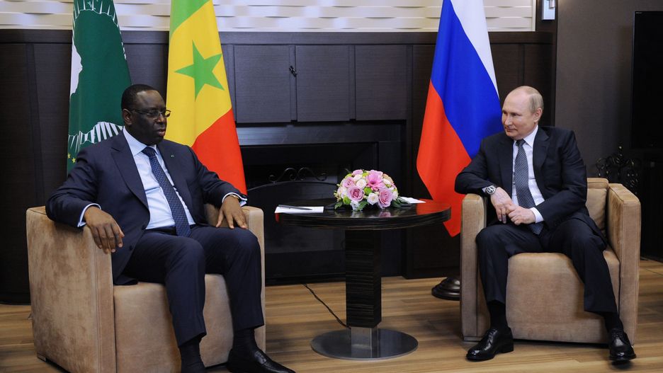 Russian President Vladimir Putin (R), and Chairperson of the African Union and Senegalese President Macky Sall (L) meet in the Black Sea resort of Sochi, Russia, 03 June 2022. Sall is on a working visit to Russia. EPA/MIKHAIL KLIMENTYEV / KREMLIN POOL / SPUTNIK MANDATORY CREDIT Dostawca: PAP/EPA.