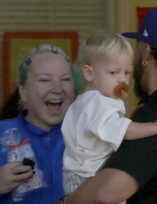 Sia z synem na dziecięcej siłowni