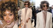 Naomi Campbell prezentuje nową perukę na paryskim pokazie