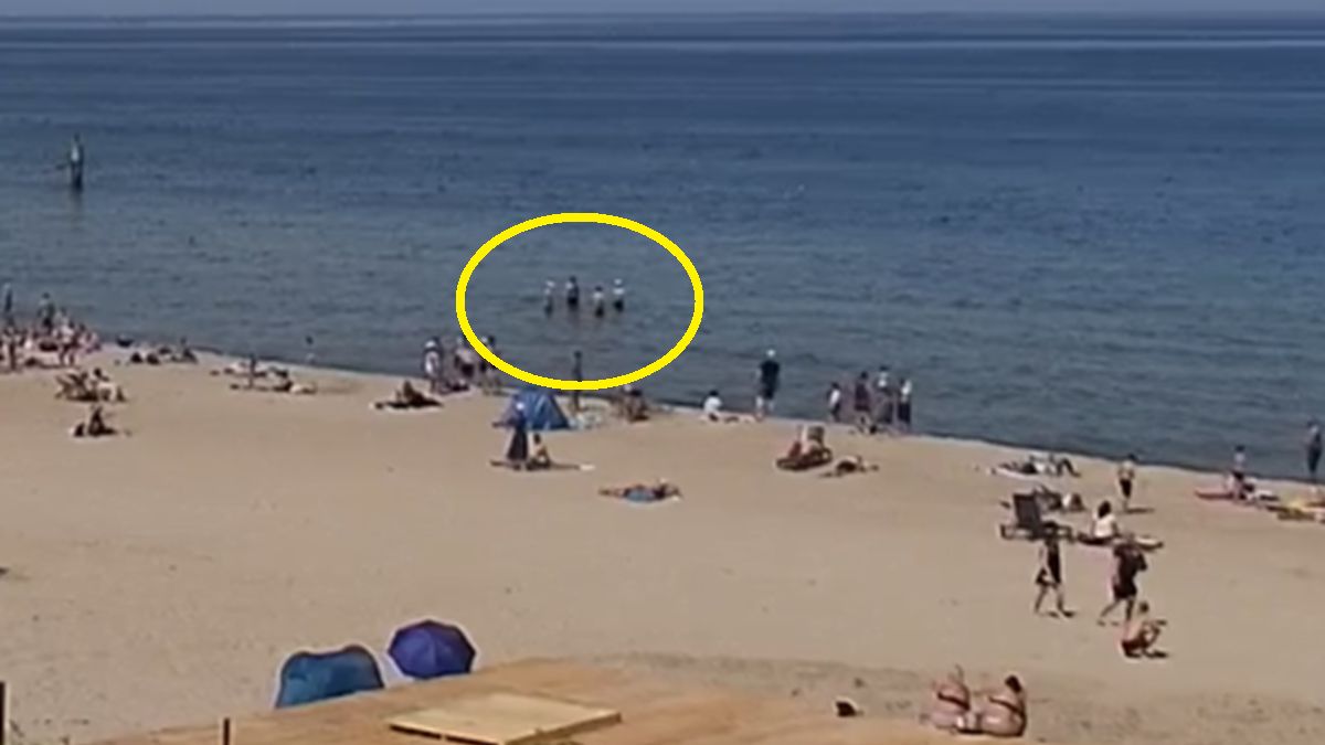 Plażowicze kąpali się w Bałtyku.