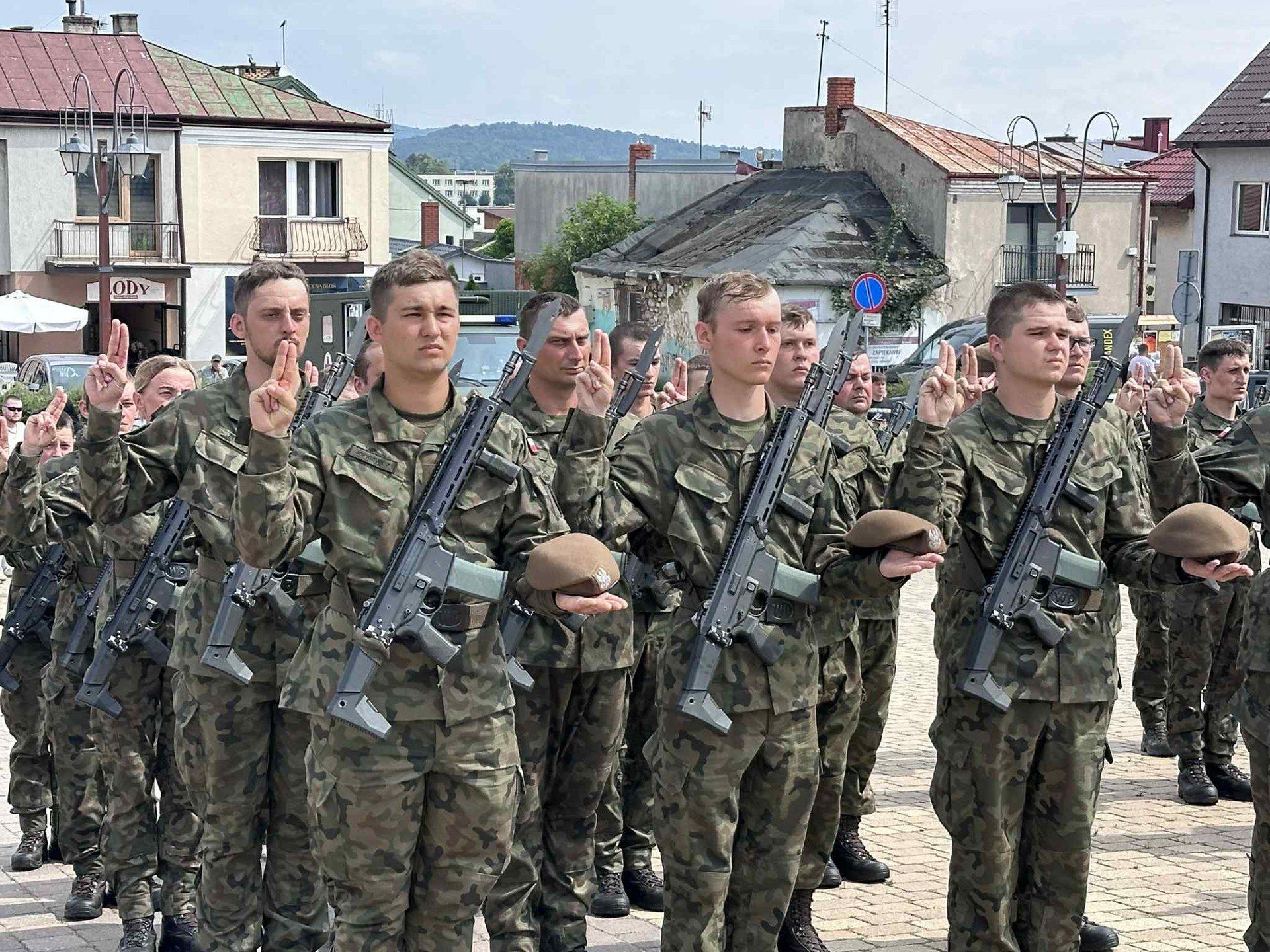 Przysięga wojskowa na rynku w Chęcinach.