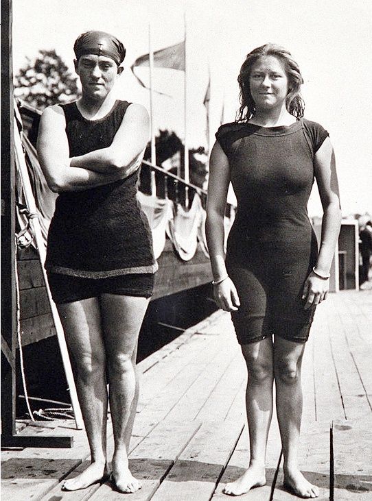 Australijki Fanny Durack i Mina Wylie – medalistki olimpijskiego wyścigu pływackiego kobiet na 100 metrów stylem dowolnym, Sztokholm 1912 fot. domena publiczna