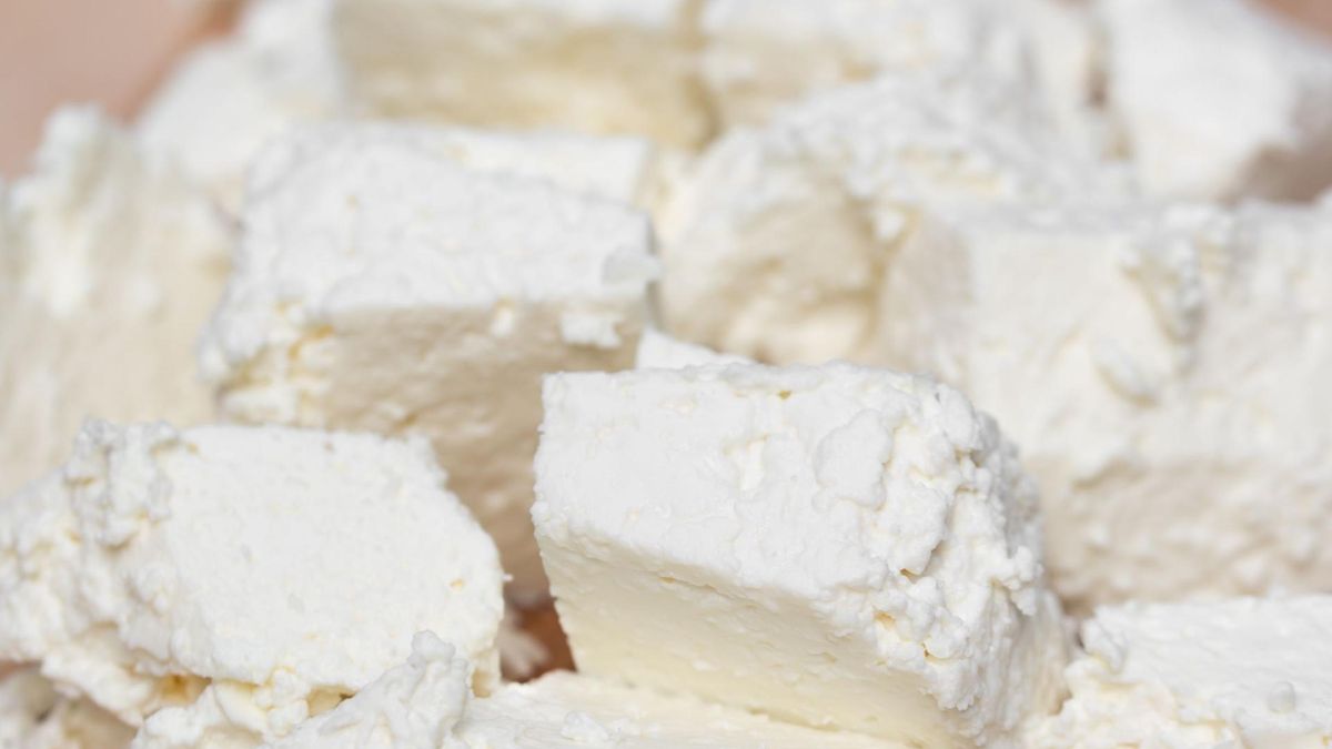 Wybierając nabiał, warto patrzeć nie tylko na procent tłuszczu, ale na cały skład i wygląd diety.