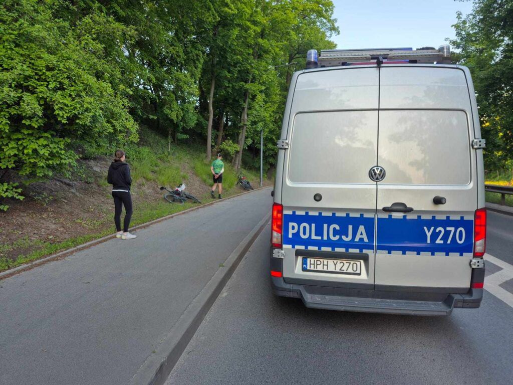 Zderzenie czołowe rowerzystów. Jedna osoba trafiła do szpitala
