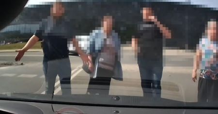 Stracił prawo jazdy. Nagrał pieszych i zadaje pytanie