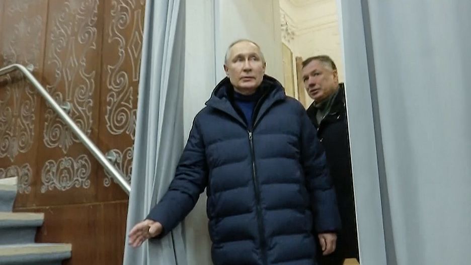 Putin z wizyt? na KrymieIn this photo taken from video released by Russian TV Pool on Sunday, March 19, 2023, Russian President Vladimir Putin escorting by Russian Deputy Prime Minister Marat Khusnullin visits the Mariupol theater during his visit to Mariupol in Russian-controlled Donetsk region, Ukraine. Putin has traveled to Crimea to mark the ninth anniversary of the Black Sea peninsula's annexation from Ukraine (Pool Photo via AP)