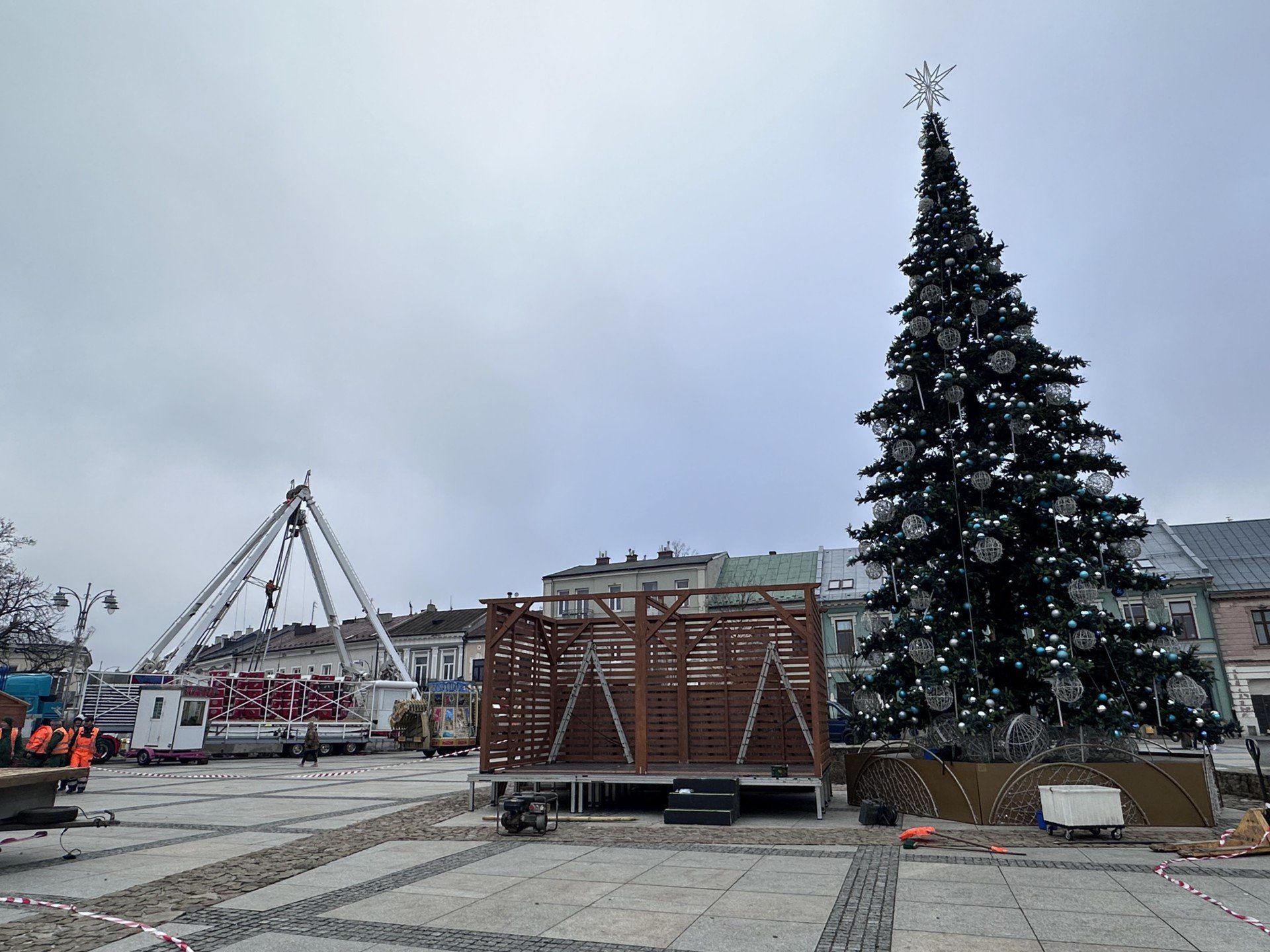 Świąteczny Rynek w Kielcach. Choinka już w całości, choć do zaświecenia światełek jeszcze kilka dni. Obok - powstaje koło młyńskie.
