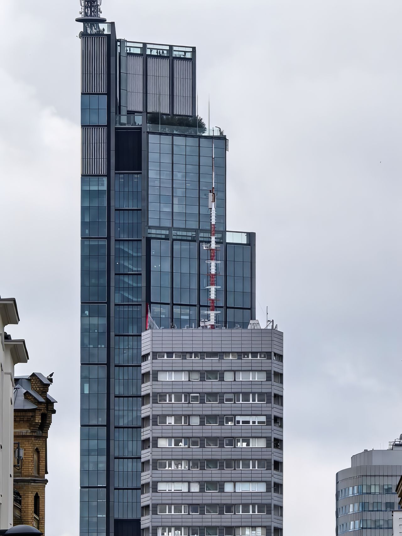 Sekwencja zdjęć począwszy od odpowiednika optycznej ogniskowej 13 mm do zoomu cyfrowego odpowiadającego 2400 mm teleobiektywowi (według danych EXiF).