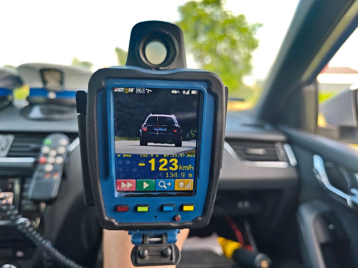 Policja mierzy prędkość na minusie. Kierowca Audi dostał 2500 zł mandatu