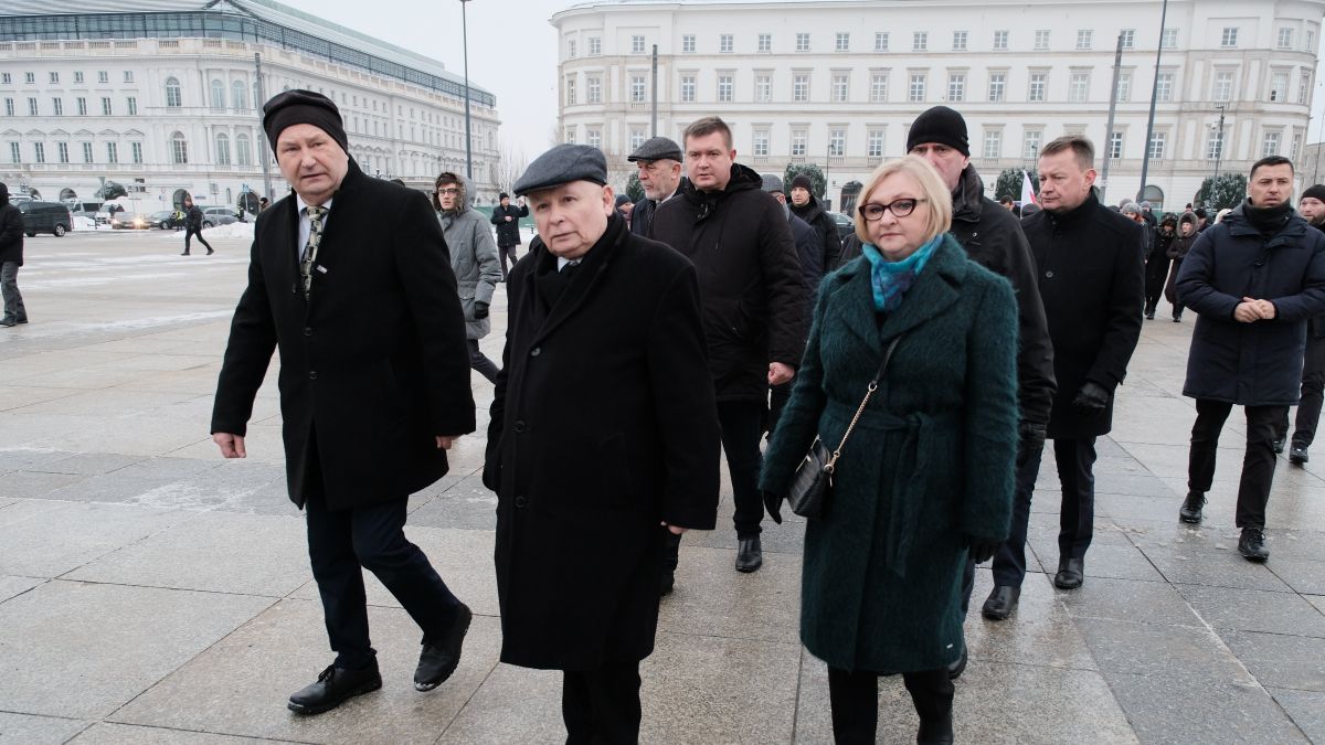 Prezes Jarosław Kaczynski oraz politycy PiS podczas kolejnej miesięcznicy