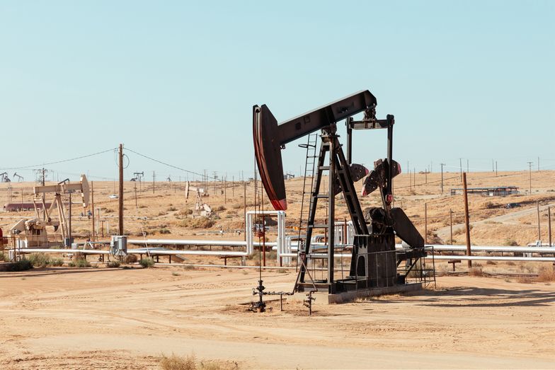 FOTOGRAFIA ALEKSANDRA DURDYN
refinery, natural resources, pumpjack, industrial, construction, petroleum, oil industry, energy, fossil fuel, gasoline, fuel and power generation, oil pump, fuel, industry, power, business, environment, equipment, usa, exploration, pump, gas, drill, no people, pump jack, oil prices, petrodollar, diesel, drilling, generation, supply, manufacturing equipment, united states, wealth, resource, pollution, north america, west coast, oil rig, machines, oil recovery, working, jack, oilfield, ecology, western usa, global warming, california, oil well