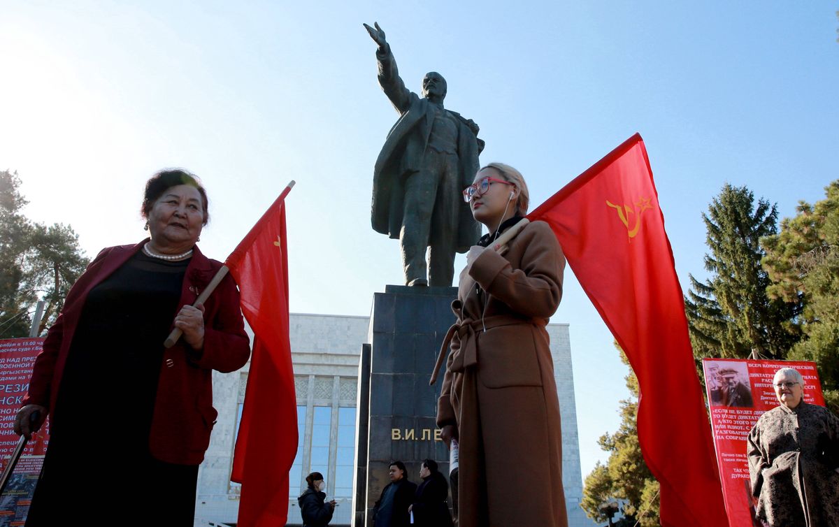 Komuniści z Kirgistanu podczas niedawnych obchodów 103. rocznicy Rewolucji Październikowej przed pomnikiem Lenina w Biszkeku, stolicy kraju.