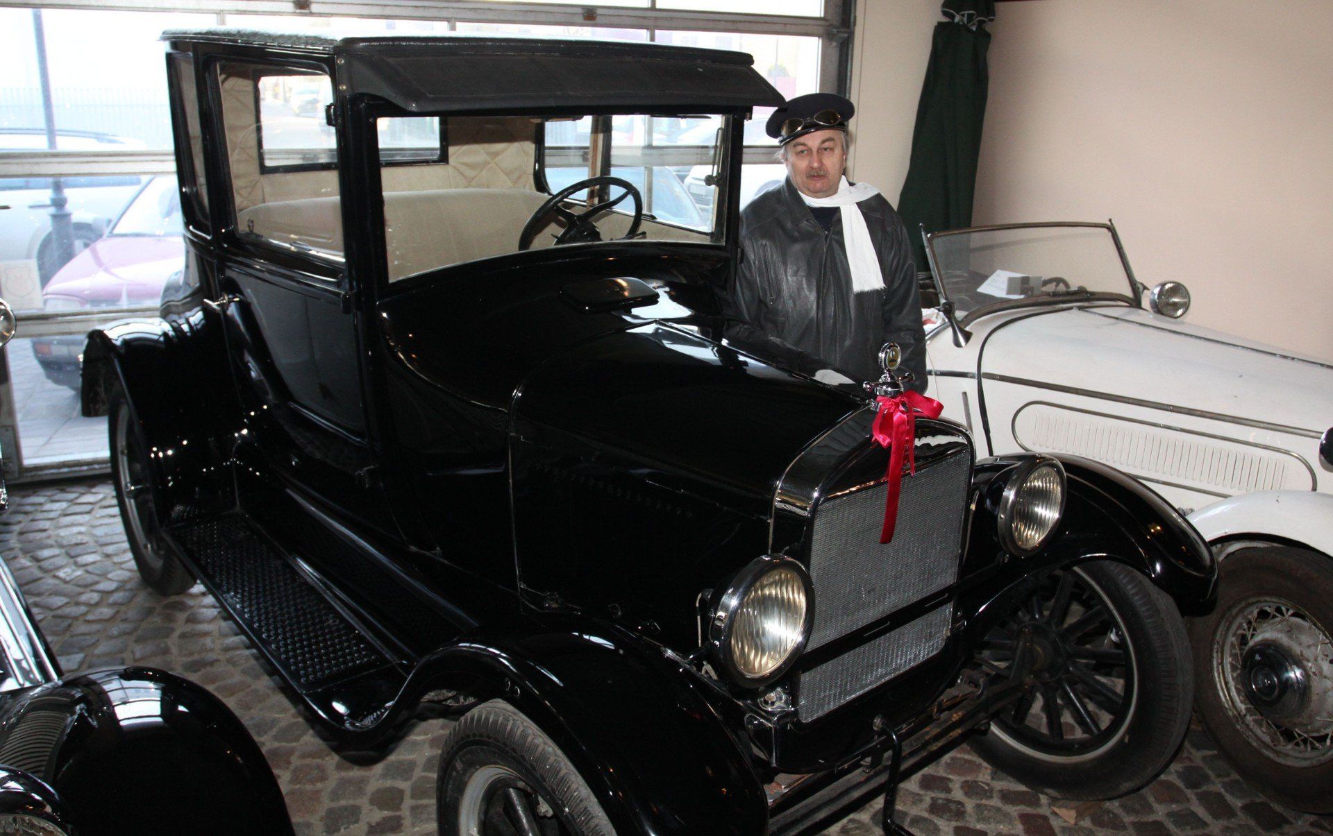 10.12.2011. GDYNIA NZ. WITOLD CIAZKIEWICZ SZEF MUZEUM UROCZYSTE ODSLONIECIE FORDA T W GDYNSKIM MUZEUM MOTORYZACJI FOT. TOMASZ BOLT / POLSKAPRESSE DZIENNIK BALTYCKI