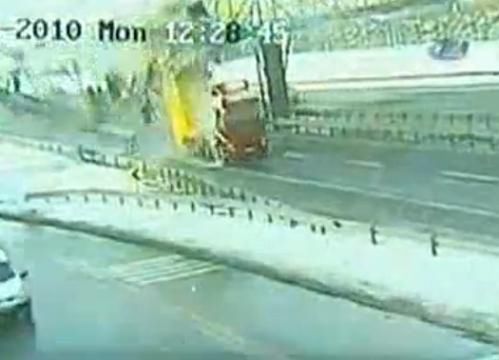 Ciężarówka uderza w kładkę dla pieszych [wideo]