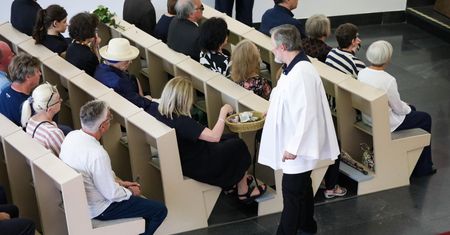 Ile Polacy dają "na tacę". Sondaż pokazuje, że czasem ani grosza