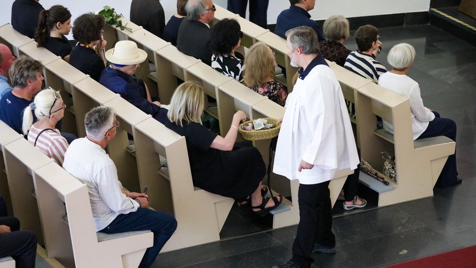 Czy Polacy "dają na tacę"? Jakie kwoty wpadają do koszyka na dat