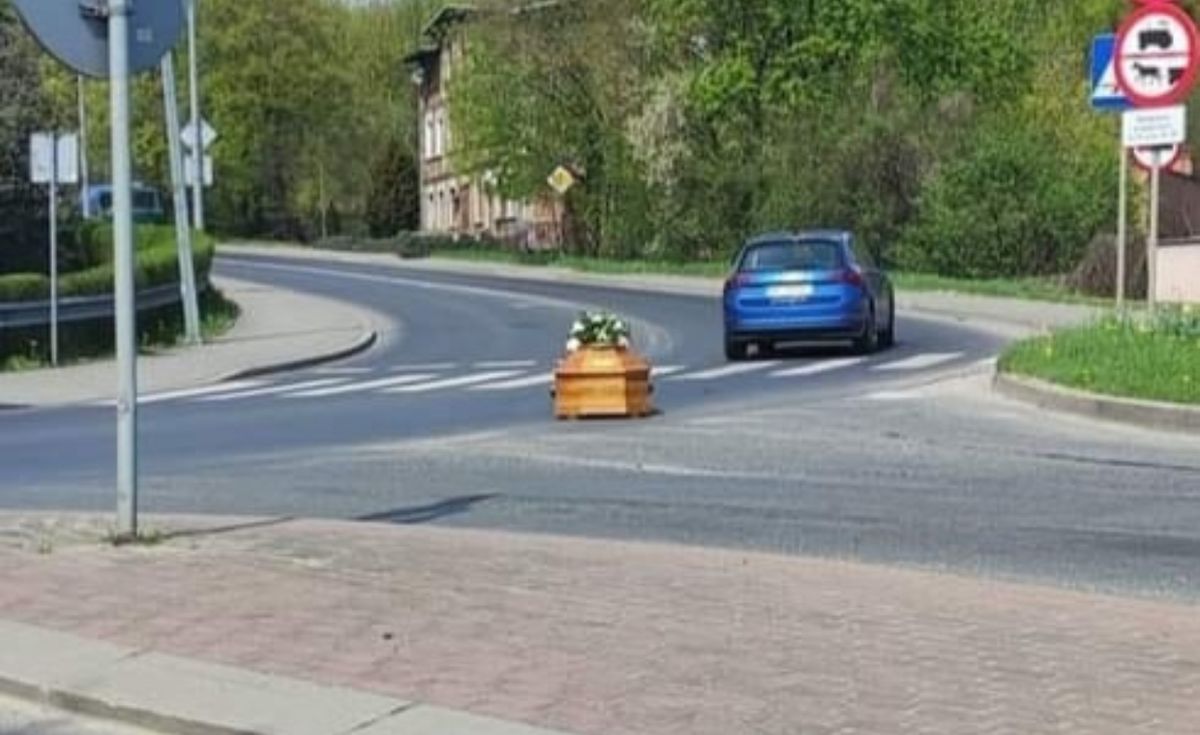 Z karawanu wypadła trumna. Źródło zdjęcia: Toruń. Okolice w pigułce